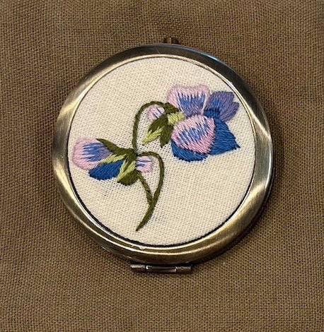Quince Fables - Floral Embroidered Compact Mirror, Collection Leylani : 1. Purple Orchid