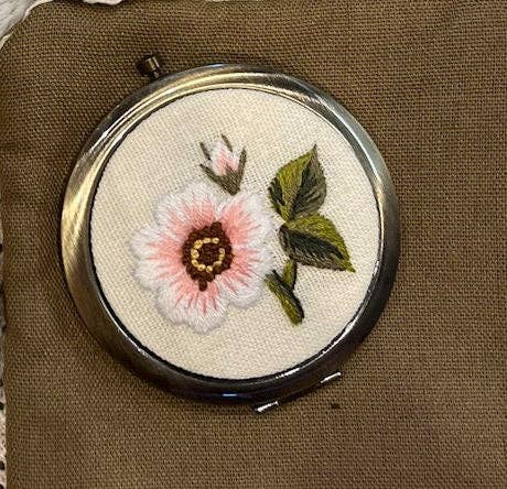 Quince Fables - Floral Embroidered Compact Mirror, Collection Leylani : 1. Purple Orchid