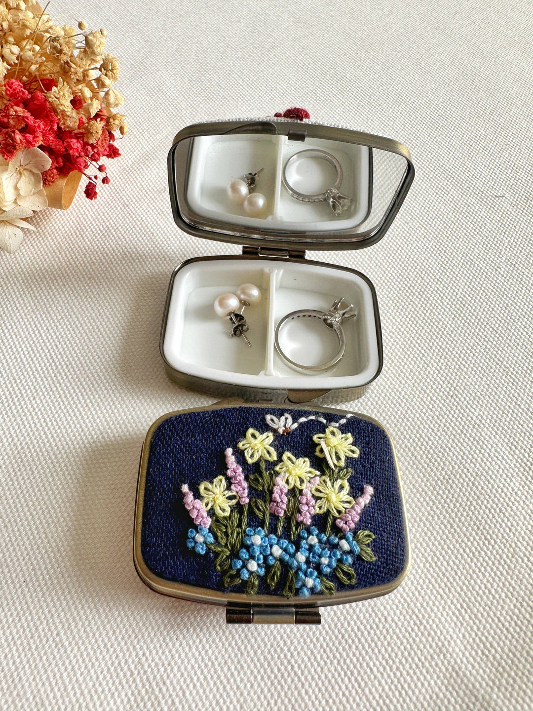 Quince Fables - Floral Embroidered Rectangle Mini Jewelry Box With Mirror: 1. White Roses