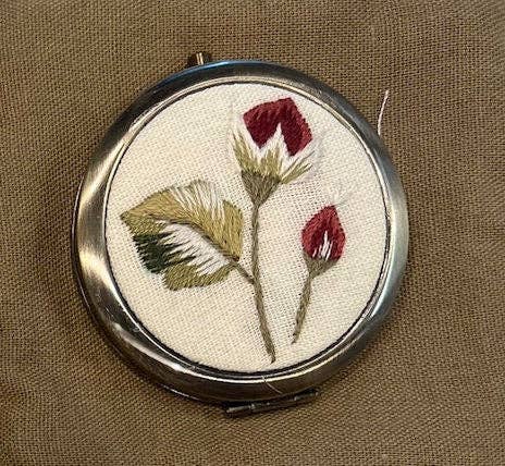 Quince Fables - Floral Embroidered Compact Mirror, Collection Leylani : 1. Purple Orchid