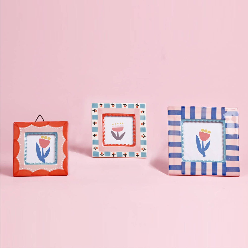 ChagoArt - Hand-painted Ceramic Photo Frame, Red Scallop