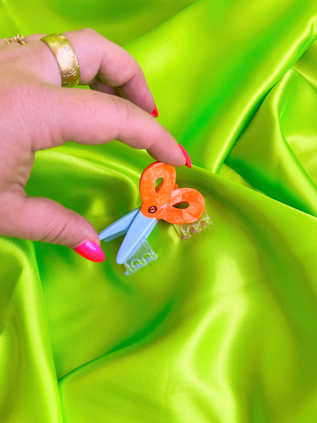 The Peach Fuzz - Scissors Hair Claw: Large
