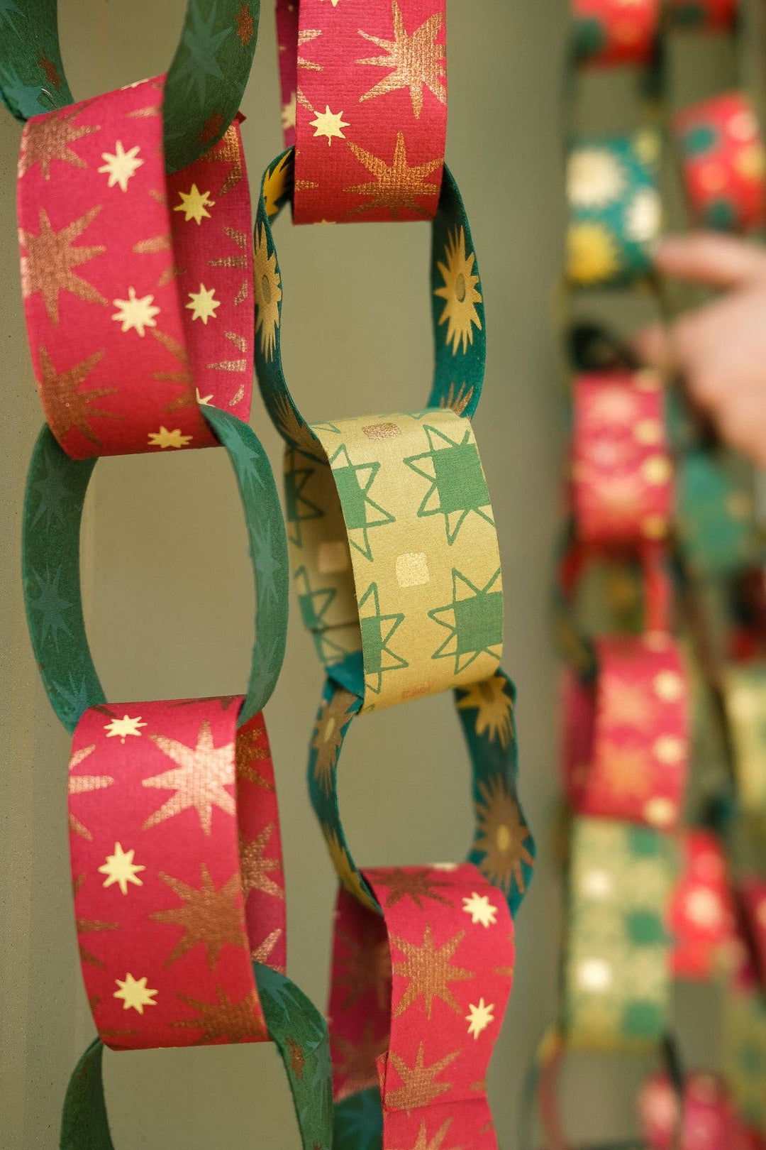 East End Press - FESTIVE PAPER CHAIN KIT