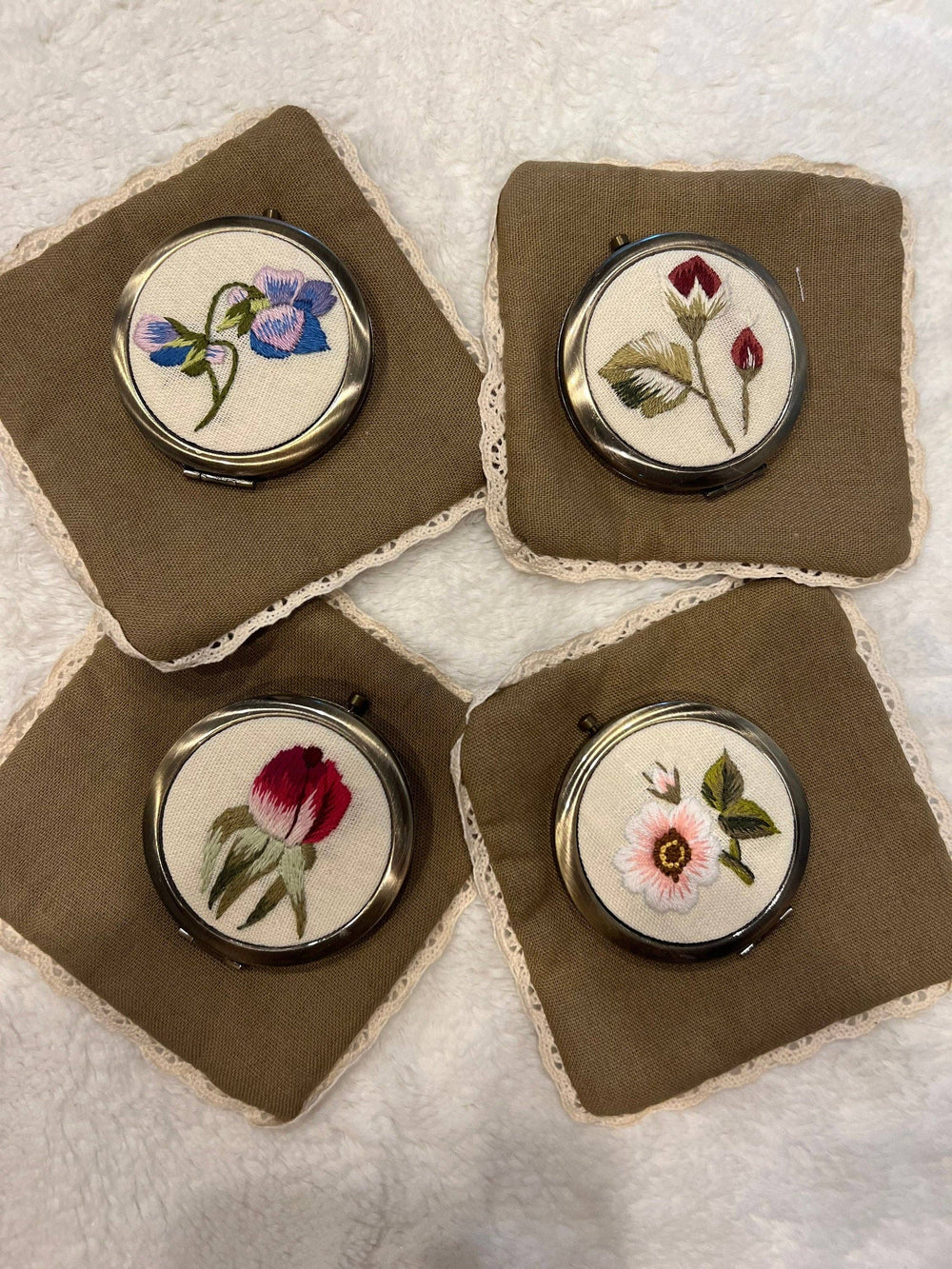 Quince Fables - Floral Embroidered Compact Mirror, Collection Leylani : 1. Purple Orchid